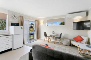 Stylish Cottage - A short stroll to the lake and 5 min drive to town